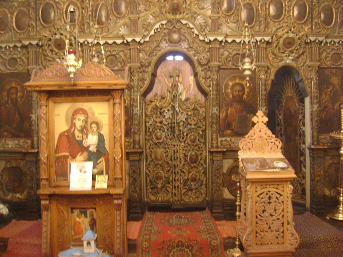 Interiorul bisericii - catapeteasma