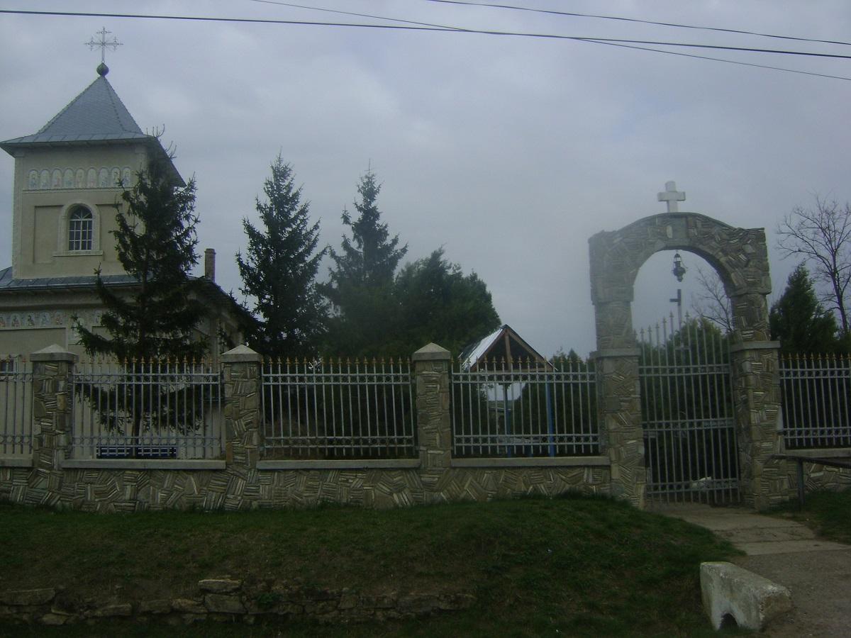 Biserica - vedere exterioară